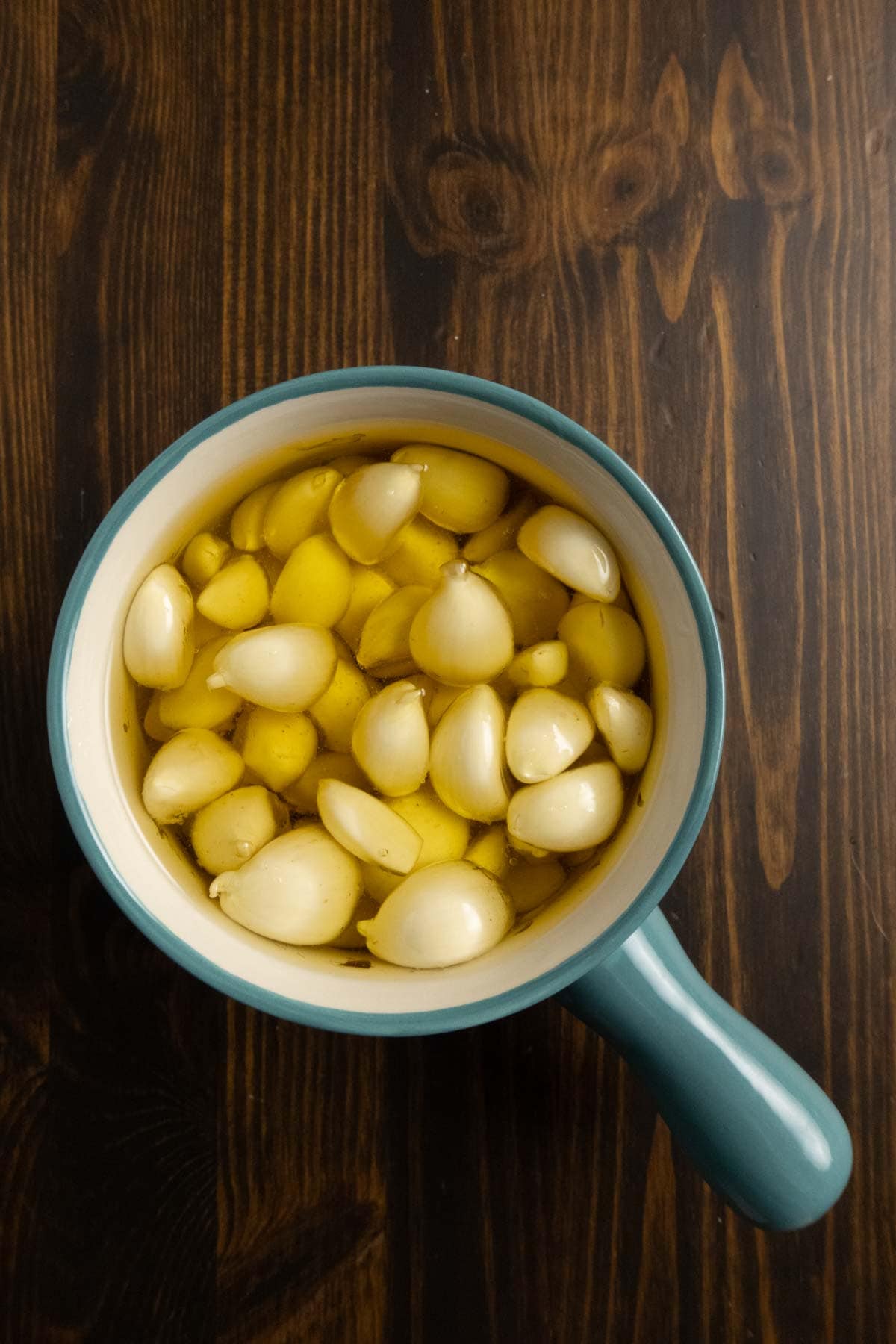 Garlic cloves before cooking.